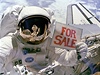 Astronaut Dale Gardner z raketoplánu Discovery pózuje ped dvma porouchanými satelity. (14. 10. 1984)