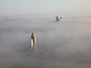 pika raketoplánu Challenger vykukuje z mlhy nad Kennedyho centrem na Florid. (30. 11. 1982)