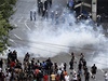 ecká policie rozhání demonstranty slzným plynem