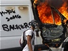 Stávku v ecku provází výtrnosti - hoící dodávka s nápisem "Povste njaké bankée"
