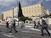 Policie zasahuje proti demonstrantm ped eckým parlamentem
