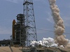 Raketoplán Atlantis startuje. Na zemi je pipravený Endeavour k pípadné záchranné misi. (11. 5. 2009)