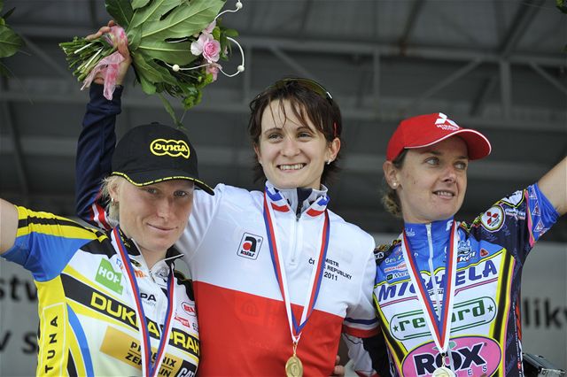 Martina Sáblíková (uprost�ed) ovládla republikové mistrovství v silni�ní cyklistice