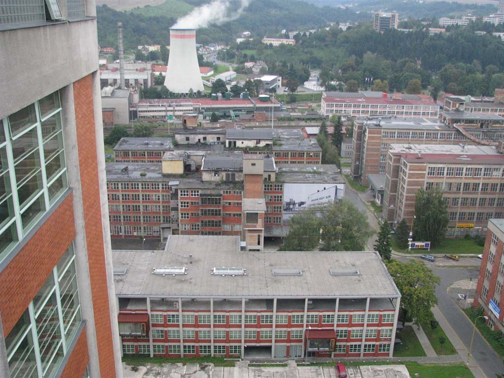 Areál n�kdej�ího Svitu se postupn� probouzí. Nyní jsou na �ad� budovy 14 a 15 (na snímku vpravo uprost�ed), svou vn�j�í podobu ale p�íli� nezm�ní � z�stane i lanovka mezi st�echami.
