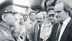 Adieu, C. A. Generál Eduard Vorobjov (vlevo) se na kbelském letiti louí se zmocnncem pro odchod vojsk Michaelem Kocábem.