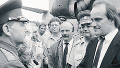 Adieu, C. A. Generál Eduard Vorobjov (vlevo) se na kbelském leti�ti lou�í se zmocn�ncem pro odchod vojsk Michaelem Kocábem.