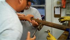 Ameri�tí hasi�i vyprostili kot� z úzké trubky