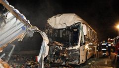 Proti autobusu se til nezen kamion: dva mrtv, 51 zrannch