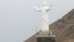 Peruánský prezident Alan García nechal navzdory protestm vztyit nejvyí sochu Krista na svt.