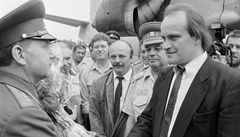 Generál Eduard Vorobjov (vlevo) se na kbelském letišti loučí se zmocněncem pro odchod vojsk Michaelem Kocábem | na serveru Lidovky.cz | aktuální zprávy