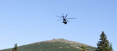 Vrtulník nad krkonoskými vrchy