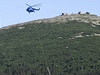 Vrtulník s provazem pipomínající dlouhý ocas míí do práce