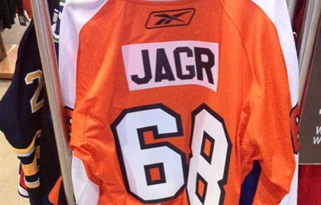 Jágrv dres z logem Philadelphie Flyers je u v amerických obchodem pipravený.
