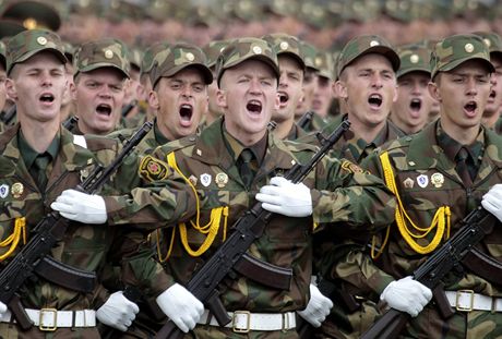 Vojensk pehldka v Minsku pi pleitosti Dne nezvislosti.