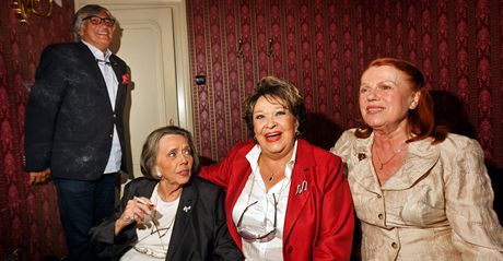 Jiina Bohdalová (ervené aty), Jiina Jirásková (erné aty) a Iva Janurová (béové aty) spolen zapózovaly na erveném koberci ped Mstským divadlem Karlovy Vary a poté i v lói.