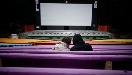 Návtvníci MFF Karlovy Vary si v letním kin uívají volna ped cestou na dalí filmovou projekci.