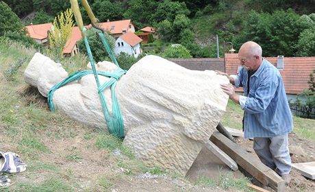 Umlec Milan Vácha instaluje svou sochu. 