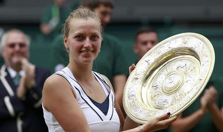 Petra Kvitová v rukou tímá trofej pro vítze Wimbledonu