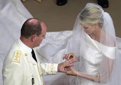 Nevěsta Charlene Wittstocková navléká monackému knížeti Albertu II. snubní prsten