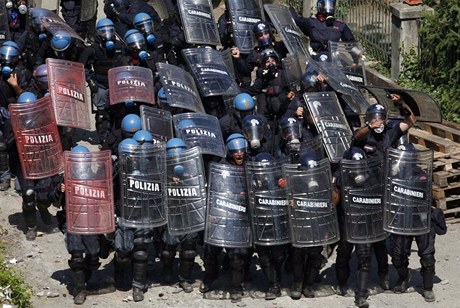 Policie bojuje s demonstranty, kteí protestují proti novému tunelu mezi Itálií a Francií