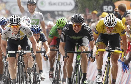 2011 Tour de France: Vlevo druhý v šesté etapě Goss, uprostřed vítěz Boasson Hagen, vpravo třetí Hushovd.