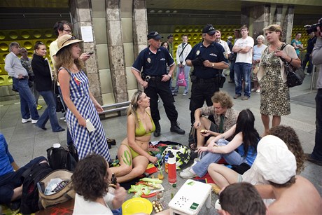 Na protestn happening dohldla i mstsk policie. Protestujc jim nabdli i oberstven.