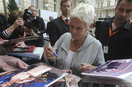 Hereka Judi Denchová dorazila na 46. roník festivalu v Karlových Varech.