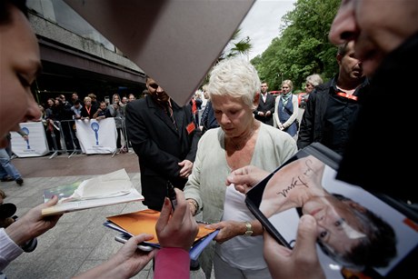 Herečka Judi Denchová se nebála vrhnout mezi fanoušky na karlovarském filmovém festivalu a rozdávat autogramy.