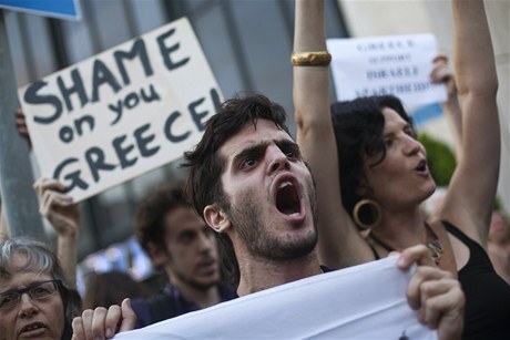 Demonstrace před řeckou ambasádou v Tel Avivu.