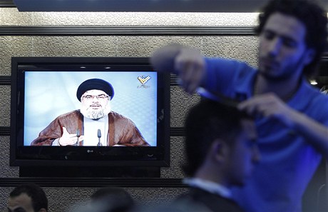 Ldr Hizballhu v televiznm projevu v pnsk kadenictv v Libanonu. 