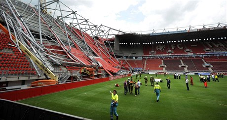 Na rekonstruovaném fotbalovém stadionu FC Twente se zítila stecha