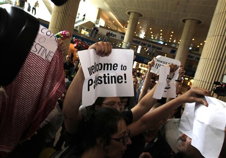 Aktivisté na mezinárodním letiti v Tel Avivu.