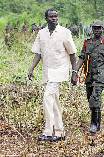 Jeden z mála zábr Josepha Konyho. Byl poízen v Jiním Súdánu pi mírových rozhovorech v roce 2006.