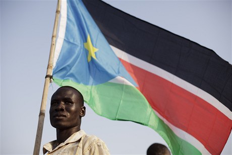 Člen komunity Bari drží vlajku nového státu Jižního Súdánu.
