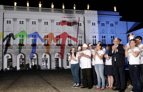 Prezident Bronislaw Komorowski a pípravný tým promítají znak polského pedsednictví EU na fasádu prezidentského paláce ve Varav