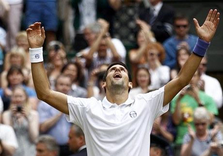 Novak Djokovič slaví po vítězství ve Wimbledonu