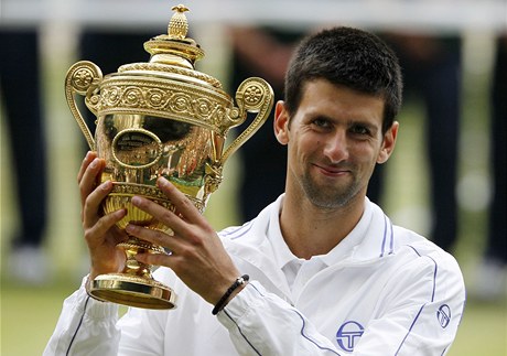 Novak Djokovič se trofejí pro vítěze Wimbledonu