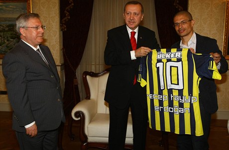 Fenerbahce: vlevo šéf klubu Aziz Yildirim.