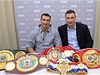 Zleva: Vladimir a Vitalij Kli�ko se svými pásy sv�tových �ampion�.