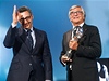 Jií Bartoka pedává Johnovi Turturrovi cenu prezidenta MFF KV