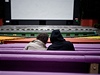 Návtvníci MFF Karlovy Vary si v letním kin uívají volna ped cestou na dalí filmovou projekci.