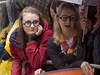 Fanynky v potterovských brýlích ekají na své herecké miláky.