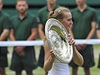 Petra Kvitová pózuje s trofejí pro vítzku Wimbledonu