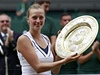 Petra Kvitová v rukou tímá trofej pro vítze Wimbledonu