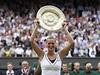 Petra Kvitová s trofejí pro vítzku Wimbledonu