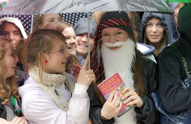 Brle jako Harry Potter, vousy jako Brumbl. Fanouci pili na svtovou premiru zverenho dlu o kouzelnkovi Pottrovi dn vybaven. 