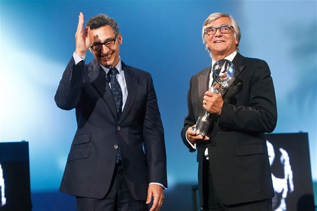 Ji�í Barto�ka p�edává Johnovi Turturrovi cenu prezidenta MFF KV