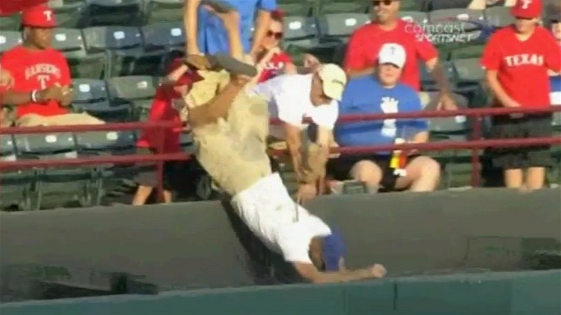 Pád fanou�ka z tribuny p�i baseballu.