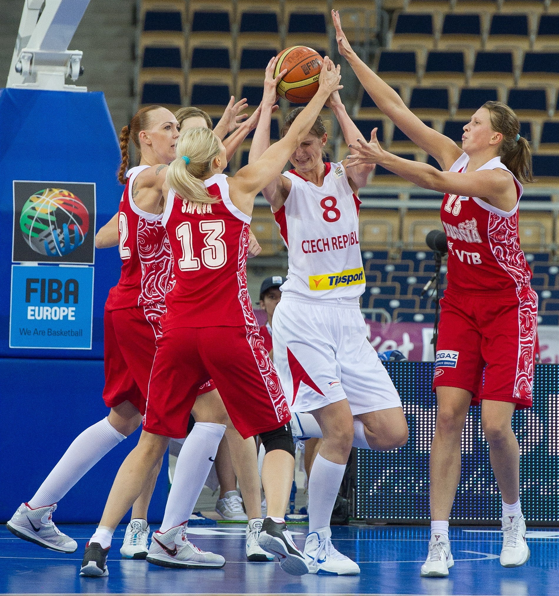 Ilona Burgrová v obklopení Rusek