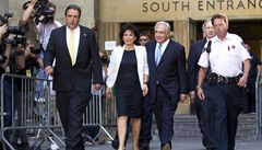 Dominique Strauss-Kahn s man�elkou opou�tí budovu soudu 